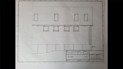 Fasadetegning (opprikk) av en bygning sett fra vest, med visning av vinduer og grunnmur.
