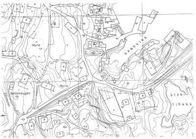 Situasjonsplan som viser topografi (konturlinjer), bygningers plassering (B), vegnett, vannløp (bekker) og terrengform i et område.