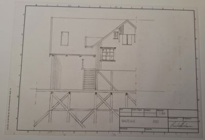 Snittegning som viser bygningens tverrsnitt, inkludert fundament, etasjer, tak og trapp.