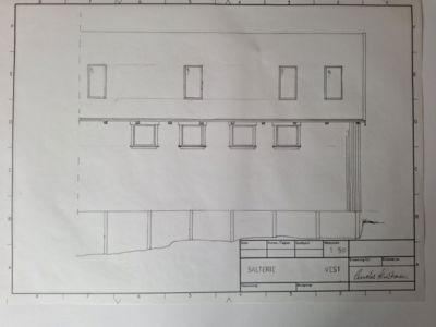 Fasadetegning (opprikk) av bygningens vestside med vinduer og grunnplan.