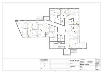 Etasjeplan (Møbleringsplan) for et hotellrom, som viser romfordeling, møblering og tekniske detaljer.