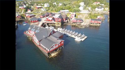 Et luftfoto av en bygning på piler ved en kai, sett fra luften.