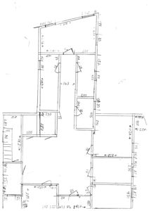 En håndtegnet etasjeplan (floor plan) som viser romfordeling, vegger, dører og mål på et hus.