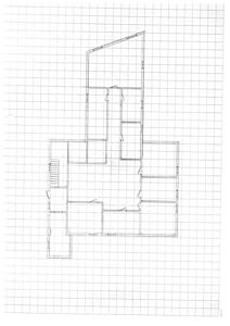 En håndtegnet etasjeplan som viser romfordeling, vegger, dører og trapp i en bygning.