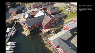 Dronefoto av et område med røde bygninger ved vannet, med tekstbeskrivelse om takvinduer.