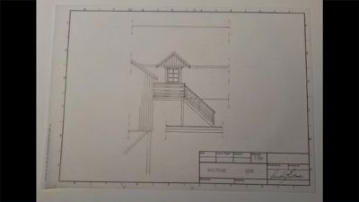 En tegning som viser fasadeoppsettet til en bygning, inkludert en trapp og et vindu i en liten takstruktur.
