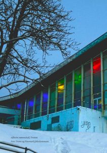 Fotografi av Alfheim svømmehall i Tromsø med snø på bakken og et tre i forgrunnen.