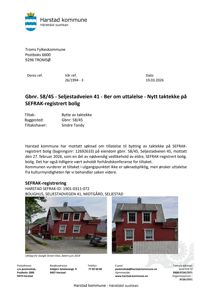 To foton av en rød bolig med hvite vinduer og taktekke, tatt fra Google Street View.