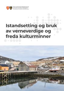 Fotografi av en kystbygd med trehus, kai og en båt.