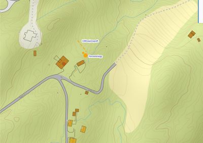 Situasjonsplan som viser topografi (konturlinjer), vei (Åndalsen), eksisterende bygninger og planlagte tiltak (renseanlegg og infiltrasjonsgreft).