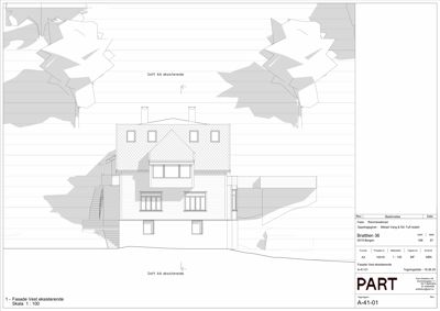 Fasadetegning (opprikk) av en eksisterende bygning sett fra vest, med omgivelsene (trær, terreng) tegnet inn.