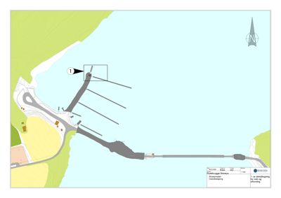 Situasjonsplan som viser plassering av Eltebrygga i forhold til kystlinjen, landbruksarealer og vann. Planen inkluderer også en oversiktsvisning av bryggestruktur og en referanse til detaljtegning.