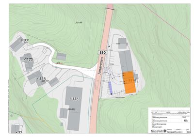 Situasjonsplan som viser bygningenes plassering i forhold til hverandre, vei (Jonavegen), terrengforhold (konturlinjer) og parkeringsplasser.
