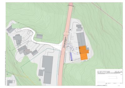 Situasjonsplan som viser bygningenes plassering i forhold til hverandre, vei (Jonavegen), terrengforhold (konturlinjer) og parkeringsplasser.