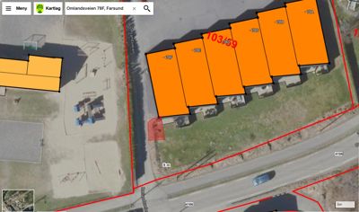 Et kart med flyfoto som viser eiendomsgrenser, bygninger og veier.