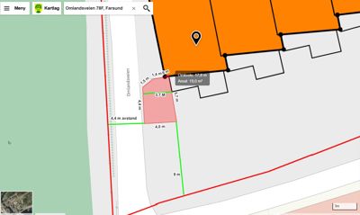 Situasjonsplan som viser tomtens grenser, mål og avstander til naboeiendom og vei.
