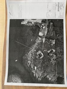 Situasjonsplan basert på flyfoto som viser tomtens beliggenhet, nabolag og topografi.