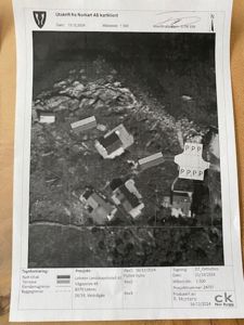 Flyfoto (ortofoto) med overlagte eiendomsgrenser og bygningsspor, utskrift fra Norkart AS kartklient.