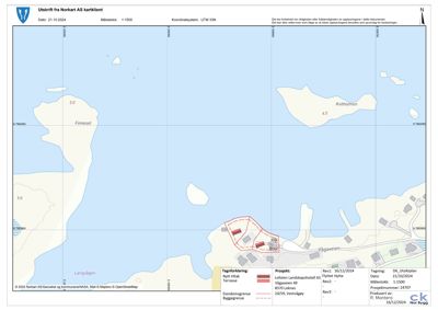 Situasjonsplan (tomtekart) som viser bygningens plassering i forhold til nabolag, veier og vann. Kartet inneholder også teknisk informasjon om prosjektet, datoen og målestokken.