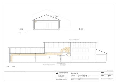 Snittegning (Snitt A og B) som viser bygningens tverrsnitt, inkludert takform, vinduer, dører og tekniske installasjoner.