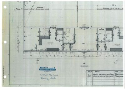 Etasjeplan (tverrsnitt) som viser romfordeling, dører og vinduer i en bygning.