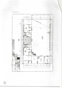 Etasjeplan (plantegning) som viser romfordeling, vegger, dører og innredning for et bygg.