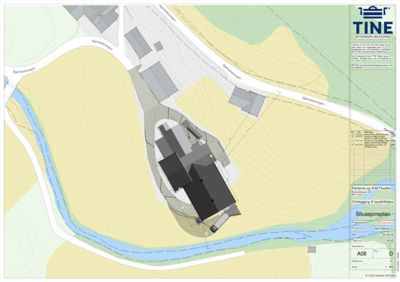 Situasjonsplan som viser bygningens plassering i forhold til vei, elv og terrengforhold.