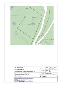 Situasjonsplan som viser tomtens form, eksisterende bebyggelse (hytte som skal rives) og topografi.