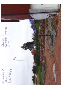 Fotografi av en bygning (rød fasade) og en steinmur sett fra siden, med håndskrevne notater om adresse og fasade.