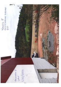 Fotografi av en eksisterende fasade på en bygning med skriftlige notater om adresse og retning.