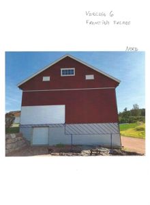 Fotografi av en rød bygning (buer) med håndskrevne merknader om fasade og retning.