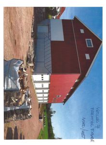 Fotografi av en rød og hvit bygning (både fasade og sidevegg) sett fra et vinklet perspektiv.