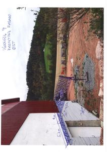 Fotografi av en bygning med håndskrevne mål og notasjoner (f.eks. 'VEDLEGG 9', 'FREMIDIG FASADE', 'ØST') på bildet.