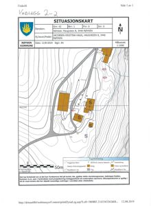 Situasjonskart som viser eiendomsnummer, adresse, topografi, vegforhold og bygningers plassering på tomta.