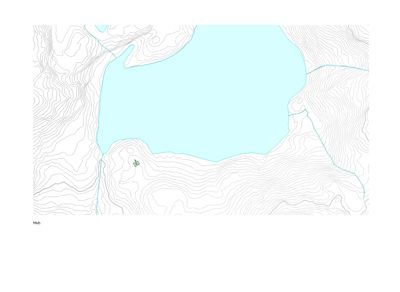 Situasjonsplan som viser terrengform (høydekurver), et vannområde og en bygning plassert i terrenget.