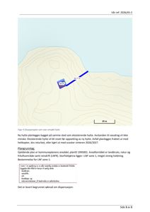 Situasjonsplan som viser en planlagt hytte på tomt med topografi og vanndrag.