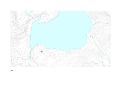 Situasjonsplan som viser et stort vannområde (sannsynligvis en innsjø eller fjord) og terrengformetning med høydekurver (konturlinjer). Det er også synlig en liten bygning eller struktur plassert ved vannkanten.