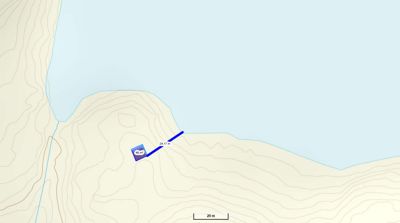 Situasjonsplan som viser et tomt med konturlinjer, vannkropp og en markert bygningsplassering.
