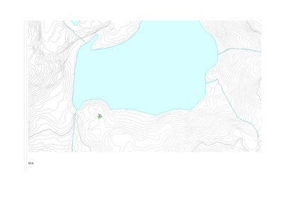 Situasjonsplan som viser terrengform med høydekurver, et vannområde og en bygning.