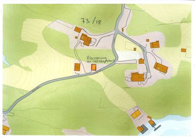 Situasjonsplan som viser plassering av bygninger (herunder et redskapshus) i forhold til terrenget, veier og vann.