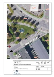 Flyfoto av et område med vei, parkeringsplasser og bygninger, med overlagte grønnlinjer som viser eiendelsgrenser (gnr/bnr) og en hvit linje som viser en planlagt eller eksisterende vei/forbindelse.