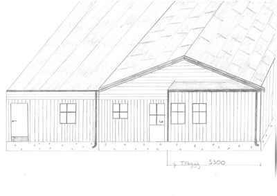 En håndtegnet fasadetegning som viser fronten av en bygning med tak, vinduer, dører og et tilbygg.