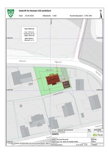 Situasjonsplan som viser tomt, bygning, parkering og nabolag.