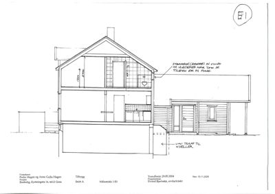 Snittegning som viser tverrsnittet av en bolig, inkludert etasjer, takkonstruksjon og kjeller.