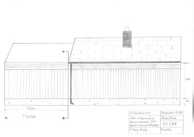 Fasadetegning som viser et tilbygg med tak, skorstein og nedløp.