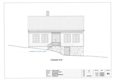 Fasadetegning (opprikk) av en bygning sett fra syd, med detaljer om tak, vinduer, dører og grunnmur.