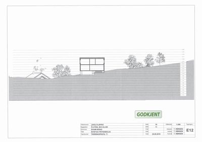 Snittegning som viser bygningens plassering i forhold til terrenget, høyder og konstruksjon.