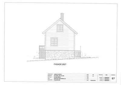 Fasadetegning (østfasade) av en hytte med oppgitt målstokk og tegningsinfo.