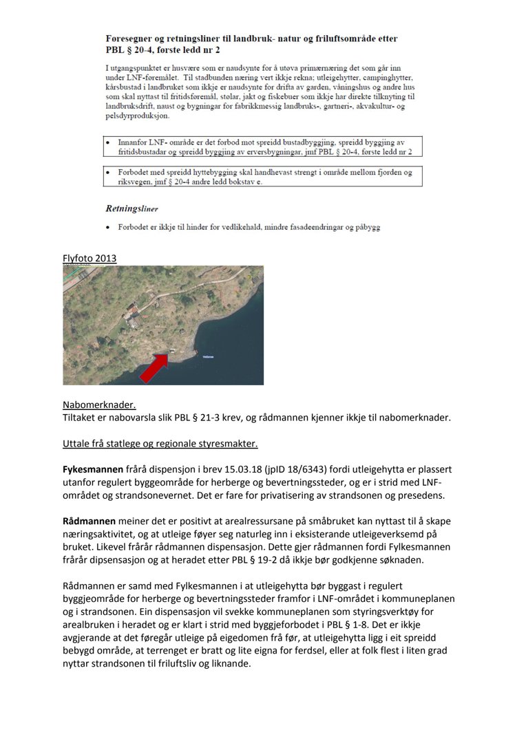 Flyfoto fra 2013 som viser et kystområde med en rød pil som peker på en spesifikk lokalitet.