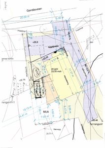 Situasjonsplan som viser tomtens grenser, byggegrenser, terrengsnitt, høydemål og nabolag.